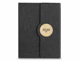 Caderno de anotações, capa em tecido RPET e detalhe em bambú com suporte para caneta na parte interna, miolo com 80 folhas pautadas.