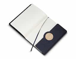Caderno de anotações, capa em tecido RPET e detalhe em bambú com suporte para caneta na parte interna, miolo com 80 folhas pautadas.