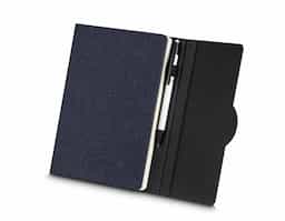 Caderno de anotações, capa em tecido RPET e detalhe em bambú com suporte para caneta na parte interna, miolo com 80 folhas pautadas.