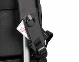 Mochila Pasta produzida em tecido de poliéster e PU, alça de ombro acolchoada, bolsos frontais com zíper,dois compartimentos laterais, aceita notebooks de até 15,6”. Alça de ombro ajustável, porta USB na lateral da mochila, compartimento com zíper na alça de ombro para pequenos objetos.