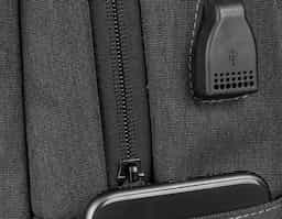 Mochila Pasta produzida em tecido de poliéster e PU, alça de ombro acolchoada, bolsos frontais com zíper,dois compartimentos laterais, aceita notebooks de até 15,6”. Alça de ombro ajustável, porta USB na lateral da mochila, compartimento com zíper na alça de ombro para pequenos objetos.