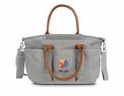 Bolsa Multifuncional em poliéster 300D com detalhes em PU e interior em 210D, possui 5 compartimentos externos. Conta com alças de ombro e mão em PU, engate para carrinho de bebê e velcro para fechamento interno. O interior oferece 5 divisórias removíveis, sendo uma com zíper e uma com tecido térmico, proporcionando praticidade e organização.