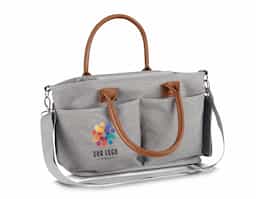 Bolsa Multifuncional em poliéster 300D com detalhes em PU e interior em 210D, possui 5 compartimentos externos. Conta com alças de ombro e mão em PU, engate para carrinho de bebê e velcro para fechamento interno. O interior oferece 5 divisórias removíveis, sendo uma com zíper e uma com tecido térmico, proporcionando praticidade e organização.
