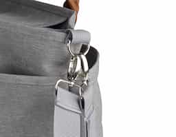 Bolsa Multifuncional em poliéster 300D com detalhes em PU e interior em 210D, possui 5 compartimentos externos. Conta com alças de ombro e mão em PU, engate para carrinho de bebê e velcro para fechamento interno. O interior oferece 5 divisórias removíveis, sendo uma com zíper e uma com tecido térmico, proporcionando praticidade e organização.