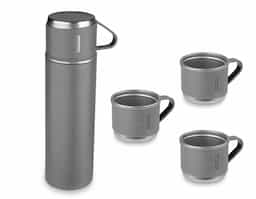 Garrafa térmica em aço inox com capacidade de até 500ml.  Acompanha 3 copos térmicos, um deles já acoplado na garrafa, como tampa.