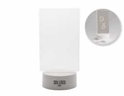Luminária de mesa com luz Led, tela acrílica e base plástica. Acompanha caneta plástica com apagador integrado, tela 3D acrílica, base Led luminosa com cabo USB e espaço para 3 pilhas AA 1.5V .