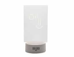 Luminária de mesa com luz Led, tela acrílica e base plástica. Acompanha caneta plástica com apagador integrado, tela 3D acrílica, base Led luminosa com cabo USB e espaço para 3 pilhas AA 1.5V .