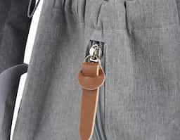 Mochila funcional em poliéster e couro sintético com alça de ombro, dois bolsos frontais com zíper e dois bolsos laterais.