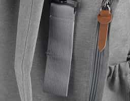 Mochila funcional em poliéster e couro sintético com alça de ombro, dois bolsos frontais com zíper e dois bolsos laterais.