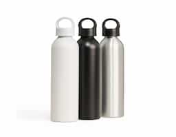 Garrafa de alumínio com capacidade de 630ml. Conta com uma tampa plástica rosqueável e alça integrada, facilitando o transporte. Ideal para uso diário e atividades ao ar livre.