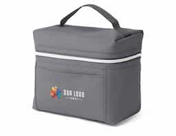 Bolsa térmica feita em PU, com costuras internas reforçadas para melhor isolamento. Conta com alça de mão para fácil transporte e um bolso frontal, ideal para armazenar pequenos itens. Perfeita para manter alimentos e bebidas na temperatura desejada durante o dia.