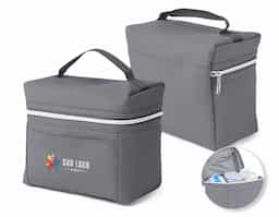 Bolsa térmica feita em PU, com costuras internas reforçadas para melhor isolamento. Conta com alça de mão para fácil transporte e um bolso frontal, ideal para armazenar pequenos itens. Perfeita para manter alimentos e bebidas na temperatura desejada durante o dia.