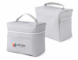 Bolsa térmica feita em PU, com costuras internas reforçadas para melhor isolamento. Conta com alça de mão para fácil transporte e um bolso frontal, ideal para armazenar pequenos itens. Perfeita para manter alimentos e bebidas na temperatura desejada durante o dia.