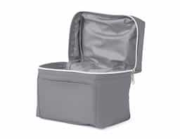 Bolsa térmica feita em PU, com costuras internas reforçadas para melhor isolamento. Conta com alça de mão para fácil transporte e um bolso frontal, ideal para armazenar pequenos itens. Perfeita para manter alimentos e bebidas na temperatura desejada durante o dia.