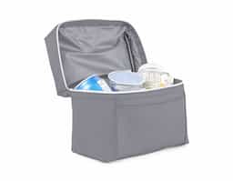 Bolsa térmica feita em PU, com costuras internas reforçadas para melhor isolamento. Conta com alça de mão para fácil transporte e um bolso frontal, ideal para armazenar pequenos itens. Perfeita para manter alimentos e bebidas na temperatura desejada durante o dia.