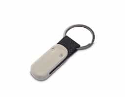 Chaveiro feito de liga de zinco, ferro e alumínio, oferecendo resistência e estilo. Vem com um estojo para armazenamento seguro e prático.