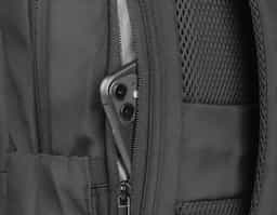 Mochila para notebook em tecido poliéster e detalhe em PU, compartimento interno para notebook de até 15,6", engate para mala de viagem, dois bolsos laterais e bolso frontal com zíper.