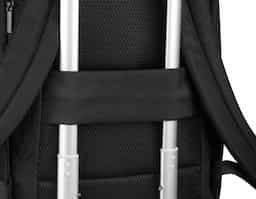 Mochila para notebook em tecido poliéster e detalhe em PU, compartimento interno para notebook de até 15,6", engate para mala de viagem, dois bolsos laterais e bolso frontal com zíper.