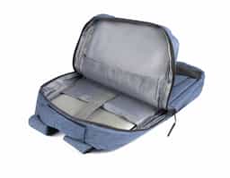 Mochila para notebook em poliéster, com alças de mão e de ombro acolchoadas. Possui dois bolsos frontais com zíper e um conector USB lateral. Internamente, conta com compartimento dedicado para notebooks de até 15,6".