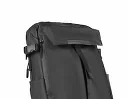 Mochila para Notebook em PU com alças de mão e de ombro acolchoadas, garantindo conforto no uso. Possui engate traseiro para fixação em malas de viagem, além de bolsos frontal e lateral para armazenamento de itens menores. O compartimento interno é adequado para notebooks de até 15,6 polegadas, proporcionando segurança e organização.