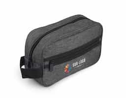 Nécessaire em tecido poliéster, resistente e leve. Possui alça de mão para fácil transporte e um bolso externo com zíper, proporcionando mais praticidade para organizar pequenos itens. Ideal para o uso diário ou em viagens, é funcional e durável.