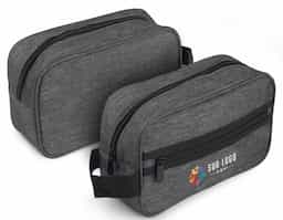 Nécessaire em tecido poliéster, resistente e leve. Possui alça de mão para fácil transporte e um bolso externo com zíper, proporcionando mais praticidade para organizar pequenos itens. Ideal para o uso diário ou em viagens, é funcional e durável.