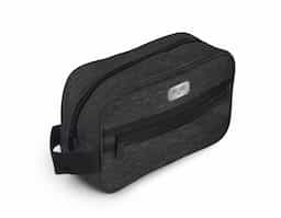 Nécessaire em tecido poliéster, resistente e leve. Possui alça de mão para fácil transporte e um bolso externo com zíper, proporcionando mais praticidade para organizar pequenos itens. Ideal para o uso diário ou em viagens, é funcional e durável.