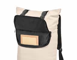 Mochila de couro sintético de 34 litros resistente à água. Possui dois compartimentos, sendo o principal com bolso para notebook de 14 polegadas. Possui engate para mala de viagem, fechamento por zíper e cinto com velcro.