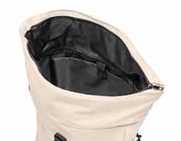 Mochila de couro sintético de 34 litros resistente à água. Possui dois compartimentos, sendo o principal com bolso para notebook de 14 polegadas. Possui engate para mala de viagem, fechamento por zíper e cinto com velcro.