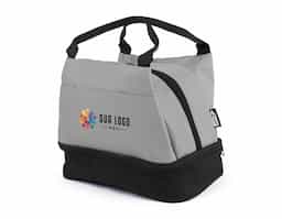 Bolsa térmica feita em tecido PET reciclado, possui dois compartimentos térmicos para manter a temperatura dos alimentos. Conta com um bolso frontal prático e alça de mão, ideal para transporte diário.