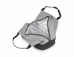 Bolsa térmica feita em tecido PET reciclado, possui dois compartimentos térmicos para manter a temperatura dos alimentos. Conta com um bolso frontal prático e alça de mão, ideal para transporte diário.