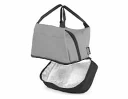 Bolsa térmica feita em tecido PET reciclado, possui dois compartimentos térmicos para manter a temperatura dos alimentos. Conta com um bolso frontal prático e alça de mão, ideal para transporte diário.