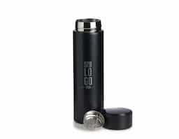 Garrafa térmica de parede dupla, fabricada em aço inoxidável, com capacidade de 400ml, ideal para manter a temperatura das bebidas por mais tempo. A tampa conta com um display touch screen em LED que exibe a temperatura interna. Acompanha infusor de bebidas, perfeito para chás ou outras infusões.