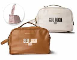 Estilosa e espaçosa, esta nécessaire se destaca com sua abertura diferenciada por zíper duplo. Feita de PU resistente à água, ela oferece um amplo espaço interno e divisórias de elástico para manter tudo organizado.  Altura :  17 cm