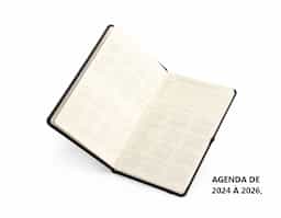 Planner com capa dura em cromato, marca-páginas em fita de cetim, elástico para fechamento e suporte para caneta. Apresenta páginas dedicadas a dados pessoais, calendários de 2025 a 2027 e espaço para anotações diárias e semanais ao longo de todo o ano de 2026.