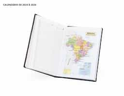 Agenda 2026 com capa dura em poliuretano (PU) e marcador de páginas em cetim. Possui páginas dedicadas a dados pessoais, calendários de 2026 a 2028, lista de contatos e itens de conversão de unidades de medidas, códigos DDD e DDI e mapas.

