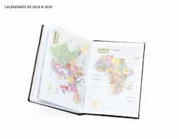 Agenda 2026 com capa dura em poliuretano (PU) e marcador de páginas em cetim. Possui páginas dedicadas a dados pessoais, calendários de 2026 a 2028, lista de contatos e itens de conversão de unidades de medidas, códigos DDD e DDI e mapas.

