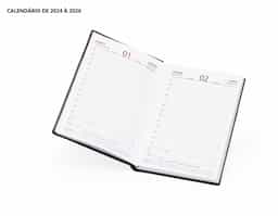 Agenda 2026 com capa dura em poliuretano (PU) e marcador de páginas em cetim. Possui páginas dedicadas a dados pessoais, calendários de 2026 a 2028, lista de contatos e itens de conversão de unidades de medidas, códigos DDD e DDI e mapas.

