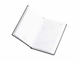 Agenda diária 2026 com capa em couro sintético e marca-páginas em fita de cetim. Apresenta páginas dedicadas a dados pessoais, calendários de 2025 até 2027, listas de telefones úteis, planejamento diário e financeiro, lista de contatos e mapas.