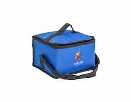 Leve o essencial para onde quiser com nossa Bolsa Térmica de 8 Litros. Feita de nylon resistente, esta bolsa combina durabilidade e leveza. Contém um bolso de rede na parte de trás, uma alça de mão prática e uma alça ajustável para as costas. Tudo isso para oferecer praticidade e conforto ao dia a dia.