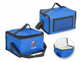 Leve o essencial para onde quiser com nossa Bolsa Térmica de 8 Litros. Feita de nylon resistente, esta bolsa combina durabilidade e leveza. Contém um bolso de rede na parte de trás, uma alça de mão prática e uma alça ajustável para as costas. Tudo isso para oferecer praticidade e conforto ao dia a dia.