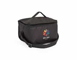 Leve o essencial para onde quiser com nossa Bolsa Térmica de 8 Litros. Feita de nylon resistente, esta bolsa combina durabilidade e leveza. Contém um bolso de rede na parte de trás, uma alça de mão prática e uma alça ajustável para as costas. Tudo isso para oferecer praticidade e conforto ao dia a dia.