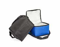 Leve o essencial para onde quiser com nossa Bolsa Térmica de 8 Litros. Feita de nylon resistente, esta bolsa combina durabilidade e leveza. Contém um bolso de rede na parte de trás, uma alça de mão prática e uma alça ajustável para as costas. Tudo isso para oferecer praticidade e conforto ao dia a dia.