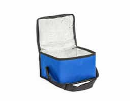Leve o essencial para onde quiser com nossa Bolsa Térmica de 8 Litros. Feita de nylon resistente, esta bolsa combina durabilidade e leveza. Contém um bolso de rede na parte de trás, uma alça de mão prática e uma alça ajustável para as costas. Tudo isso para oferecer praticidade e conforto ao dia a dia.
