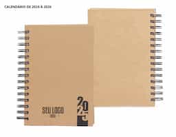 Agenda diária 2025 com espiral, material kraft, capa dura. Contém páginas de dados pessoais, calendário 2024 a 2025, orçamento pessoal, anotações, mapa do Brasil, mapa da América do Sul, mapa da América do Norte, mapa Mundi, mapa da Europa, mapa da África, mapa da Ásia, índice telefônico e planejamento.