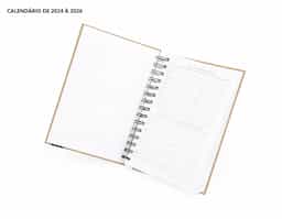 Agenda diária 2025 com espiral, material kraft, capa dura. Contém páginas de dados pessoais, calendário 2024 a 2025, orçamento pessoal, anotações, mapa do Brasil, mapa da América do Sul, mapa da América do Norte, mapa Mundi, mapa da Europa, mapa da África, mapa da Ásia, índice telefônico e planejamento.