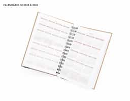 Agenda diária 2025 com espiral, material kraft, capa dura. Contém páginas de dados pessoais, calendário 2024 a 2025, orçamento pessoal, anotações, mapa do Brasil, mapa da América do Sul, mapa da América do Norte, mapa Mundi, mapa da Europa, mapa da África, mapa da Ásia, índice telefônico e planejamento.