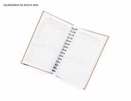 Agenda diária 2025 com espiral, material kraft, capa dura. Contém páginas de dados pessoais, calendário 2024 a 2025, orçamento pessoal, anotações, mapa do Brasil, mapa da América do Sul, mapa da América do Norte, mapa Mundi, mapa da Europa, mapa da África, mapa da Ásia, índice telefônico e planejamento.