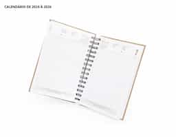 Agenda diária 2025 com espiral, material kraft, capa dura. Contém páginas de dados pessoais, calendário 2024 a 2025, orçamento pessoal, anotações, mapa do Brasil, mapa da América do Sul, mapa da América do Norte, mapa Mundi, mapa da Europa, mapa da África, mapa da Ásia, índice telefônico e planejamento.