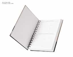 Agenda diária 2025 com espiral, material kraft, capa dura. Contém páginas de dados pessoais, calendário 2024 a 2025, orçamento pessoal, anotações, mapa do Brasil, mapa da América do Sul, mapa da América do Norte, mapa Mundi, mapa da Europa, mapa da África, mapa da Ásia, índice telefônico e planejamento.

